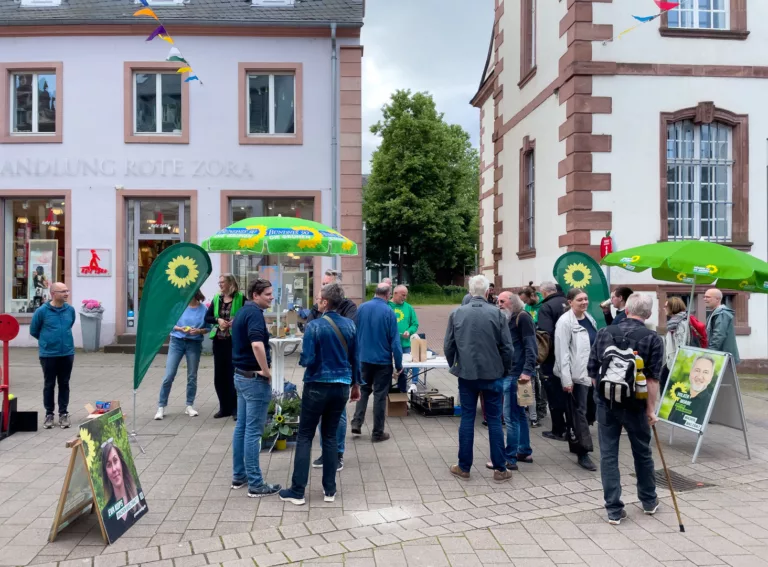 Gut besuchter Wahlkampfstand